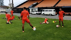 Liberados para jogar. Juninho, Adriel, Alex, Coruja e Beto já treinam