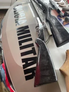 Homem é preso por armas ilegais e crime ambiental em Rodeio