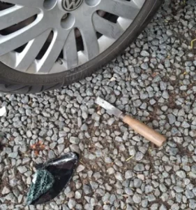 Carro é arrombado durante culto e mulher tem celular e cartões furtados em Indaial