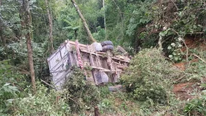 Caminhão sai da pista e vai parar em ribanceira na BR-470, em Trombudo Central