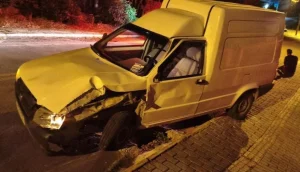 Motorista embriagado invade calçada, bate em muros e acaba preso em Laurentino