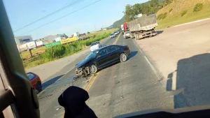 Colisão entre carreta rodotrem e carro na BR-470 em Rio do Sul