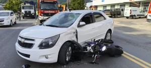 Acidente entre carro e moto deixa dois feridos em Rio do Sul