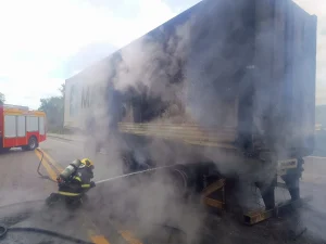 Carreta carregada com contêiner pega fogo na BR-470 em Pouso Redondo