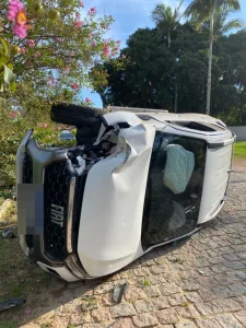 Motorista perde controle, bate em árvore e capota veículo em Indaial