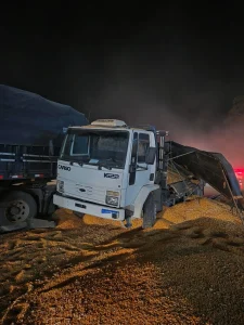 Colisão entre caminhões deixa carga de milho espalhada na BR-470 em Trombudo Central