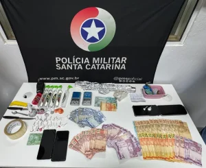 Polícia desarticula ponto de venda de drogas e prende casal por tráfico em Rio do Sul