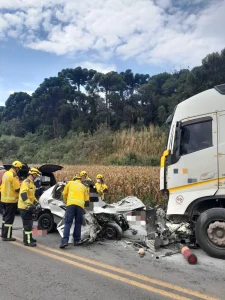 Quatro pessoas morrem em colisão entre carro e carreta na BR-470