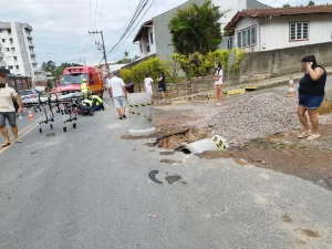 Motociclista fica ferido após bater em tubo de concreto em Rio do Sul