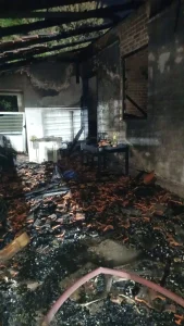 Incêndio destrói casa em Taió; moradora passa mal e é atendida pelo SAMU