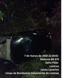 Carro sai da pista e tomba na margem da BR-470 em Lontras