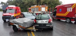 Acidente entre três veículos deixa dois feridos na BR-470 em Pouso Redondo