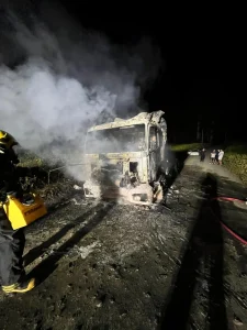 Caminhão pega fogo no interior de Rio do Oeste