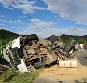 Carreta tomba na BR-470 em Apiúna e motorista fica ferido