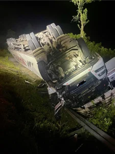 Motorista fica ferido após tombamento de carreta na BR-470 em Pouso Redondo