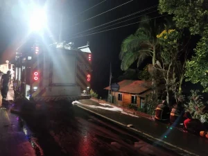 Duas casas são destruídas por incêndio na madrugada em Rio do Sul