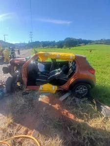 Carro bate contra poste e deixa mulher gravemente ferida em Indaial