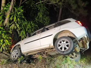 Saída da pista deixa dois homens feridos na SC-340 em Dona Emma