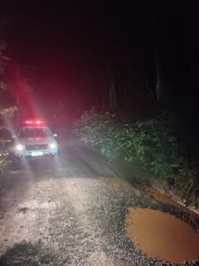 Após agredir companheira, homem tenta se esconder embaixo de carro e acaba preso no interior de SC