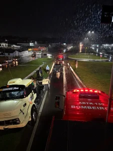 Colisão entre caminhão e caminhonete deixa feridos e mobiliza grande operação na BR-282