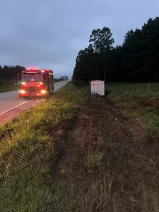 Caminhão sai da pista na SC-114 e motorista é socorrido após uma hora do acidente