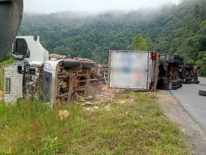 Acidente entre caminhões mobiliza bombeiros em Pouso Redondo