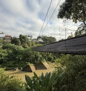 Ponte de arame arrebenta e quatro pessoas caem em rio em São João Batista
