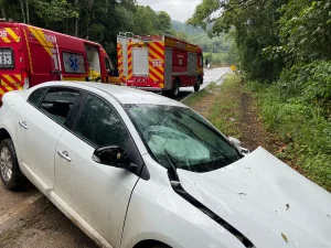 Carro sai da pista e bate contra árvore na SC-350 em Ituporanga