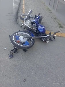 Motociclista fica ferido em acidente com caminhão no Centro de Presidente Getúlio