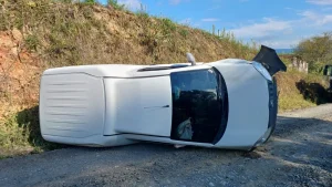 Motorista sai da pista e bate em barranco no interior de Taió