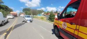 Mulher é levada ao hospital após colisão entre dois carros na SC-114 em Taió