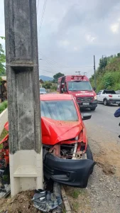 Carro colide contra poste em Taió; passageiro é encaminhado ao hospital