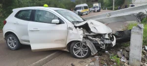 Veículo a serviço da Prefeitura de Rio do Sul colide em poste na Valada Itoupava