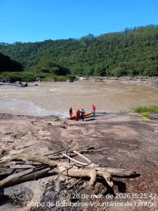 Homem é resgatado após ficar ilhado em pedra no Rio Itajaí-Açu, em Lontras