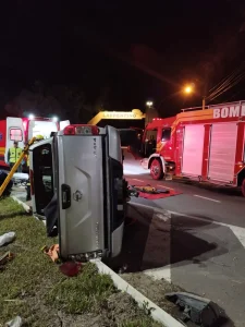 Colisão entre ambulância e caminhonete mobiliza os bombeiros em Rio do Sul