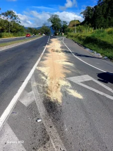 Derramamento de óleo mobiliza bombeiros na BR-470, em Rodeio