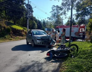 Bombeiros Voluntários de Presidente Getúlio atendem colisão entre carro e moto em Dona Emma