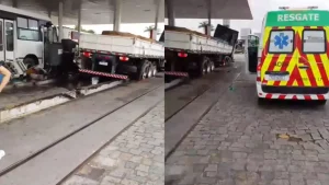 Carreta sai da pista e atinge estrutura de posto de combustível em Itajaí