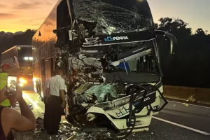 Acidente com ônibus da linha RJ–Blumenau deixa motorista auxiliar morto e sete feridos na BR-116 no Paraná