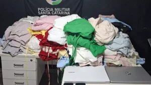 Jovem de 24 anos é presa com mais de 200 peças de roupas furtadas em loja de SC