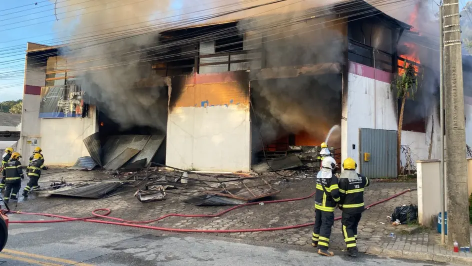 Incendio Vava Farois 05 944x531.jpg