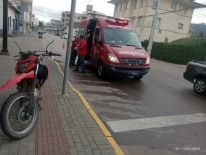 Motociclista é encaminhada ao hospital após queda em Presidente Getúlio