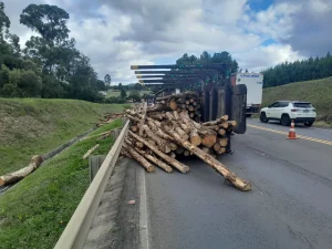 Colisão entre caminhões deixa condutor ferido, em Correia Pinto