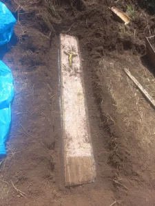 Morador encontra cadáver enterrado em terreno de casa recém alugada