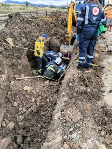 Colegas de trabalho salvam vítima de soterramento, em Lages
