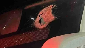 Peça de caminhão atinge ônibus que seguia para Florianópolis e provoca morte, no PR