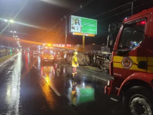 Caminhonete colide com carros estacionados e capota, em Lages