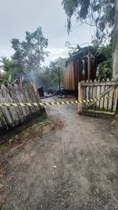 Bombeiros combatem incêndio em casa de madeira, em Salete