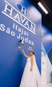 Luciano Hang surpreende noiva que fez ensaio de casamento na Havan com presente