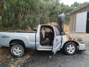 Veículo entra em chamas dentro de galpão, em Ituporanga